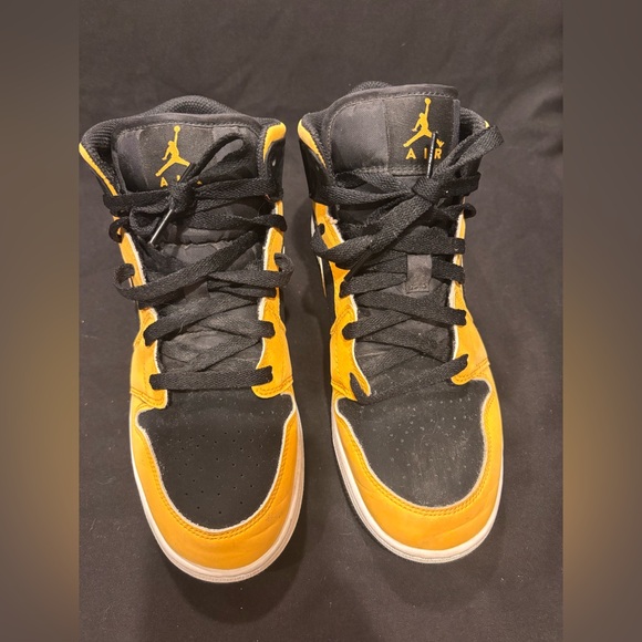 Jordan 1 Mid SE “New Love” - Picture 3 of 5